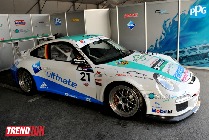 В Баку стартовал парад гоночных машин, участвующих в City Challenge (Фото)